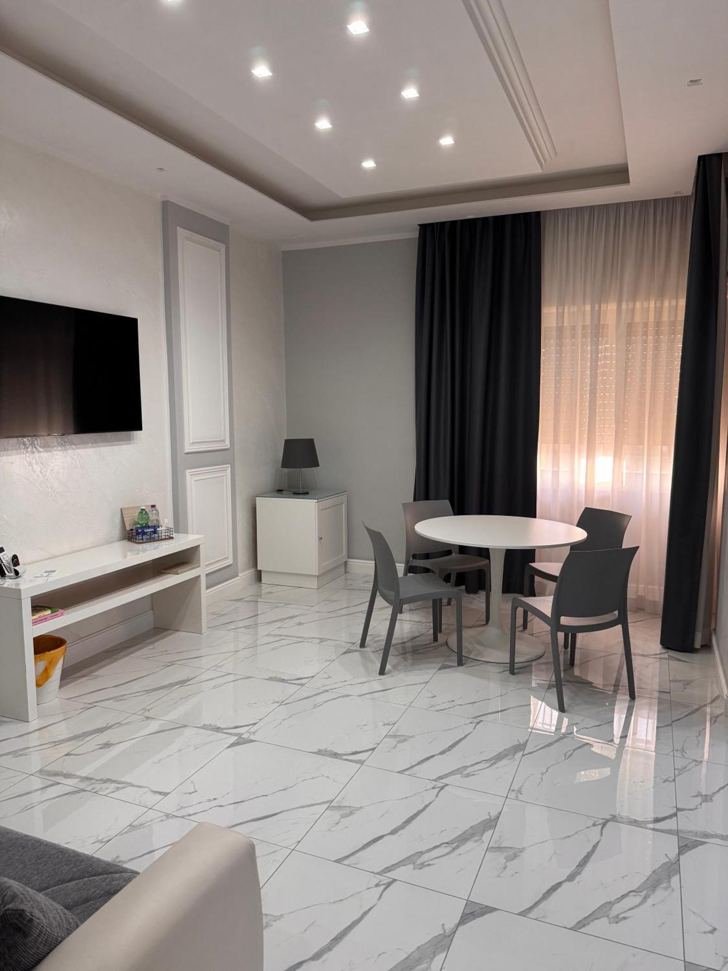 Lady Mary'S Luxury Suites เนเปิลส์ ภายนอก รูปภาพ