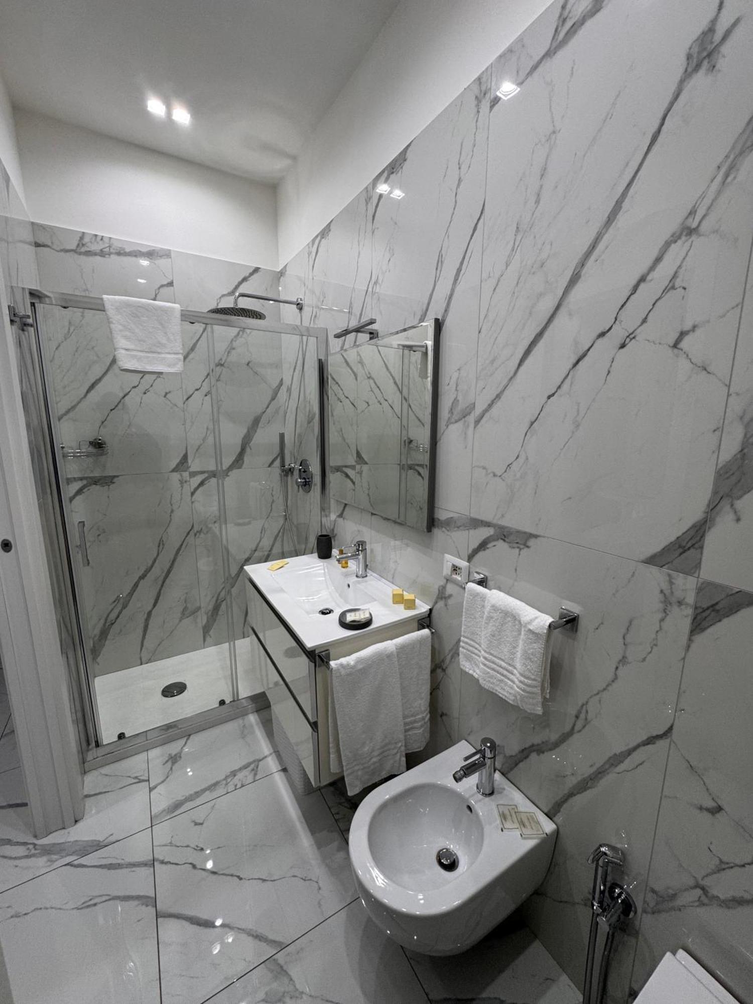 Lady Mary'S Luxury Suites เนเปิลส์ ภายนอก รูปภาพ
