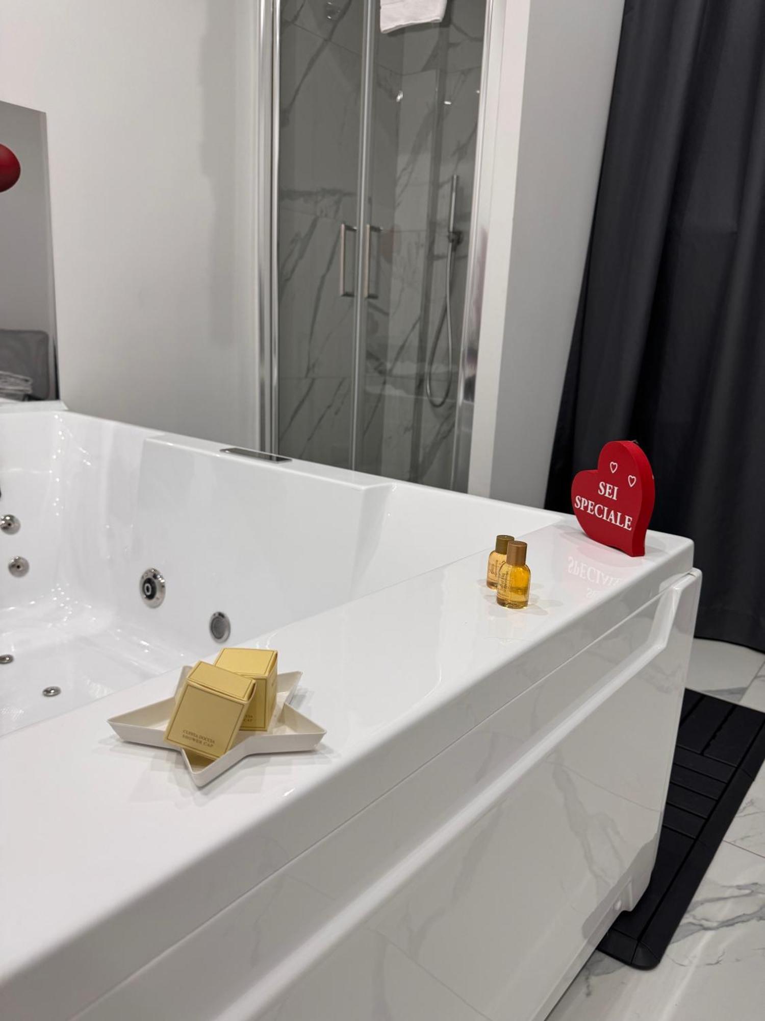 Lady Mary'S Luxury Suites เนเปิลส์ ภายนอก รูปภาพ