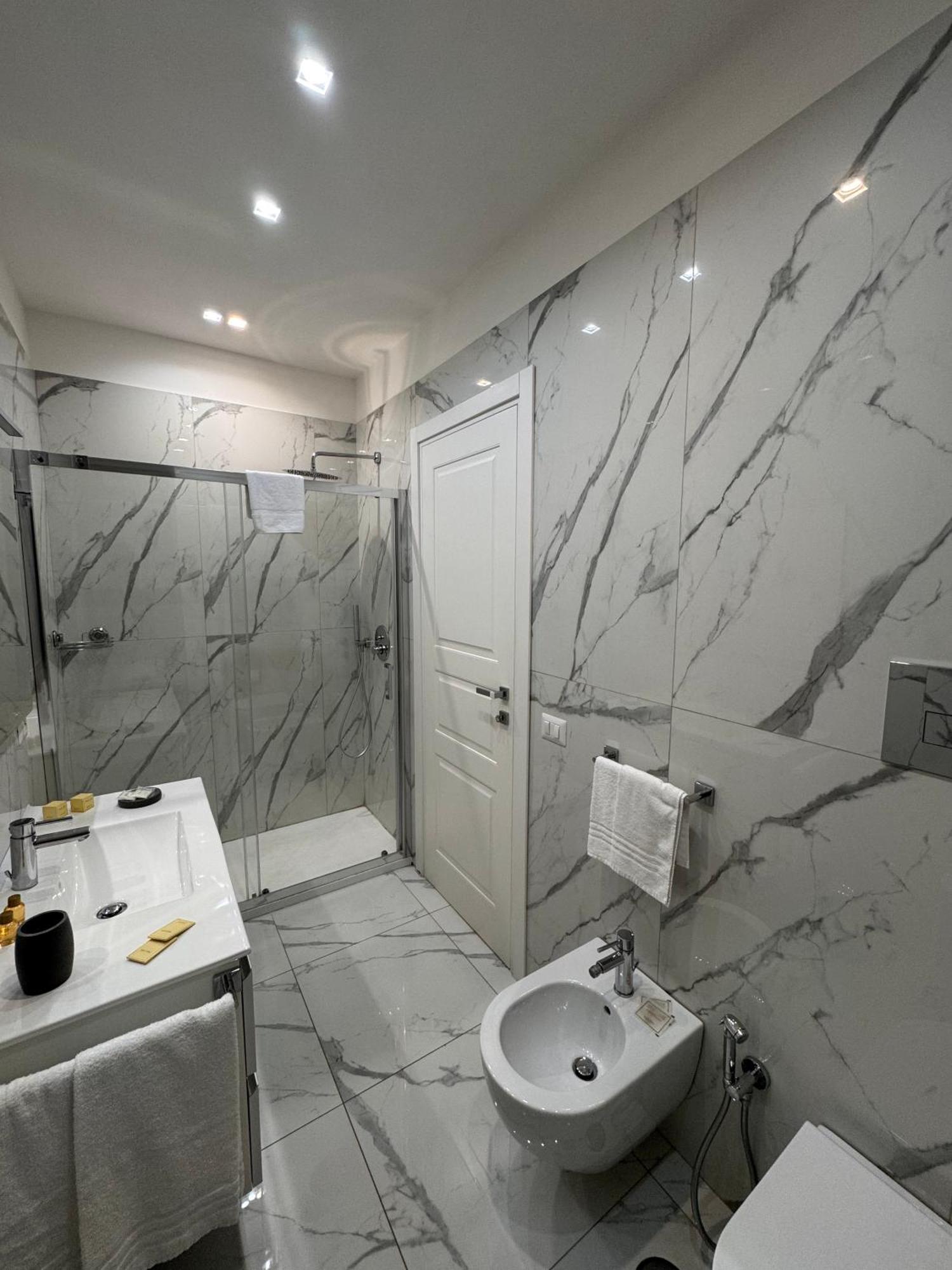 Lady Mary'S Luxury Suites เนเปิลส์ ภายนอก รูปภาพ